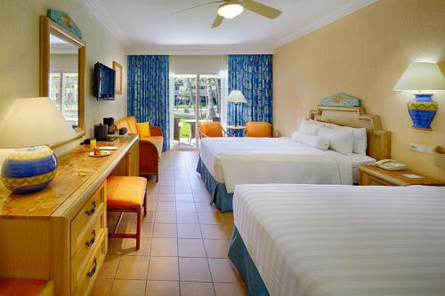 西普哈巴塞罗玛雅海滩度假村 - 全包式的酒店客房配有两张床和一张书桌