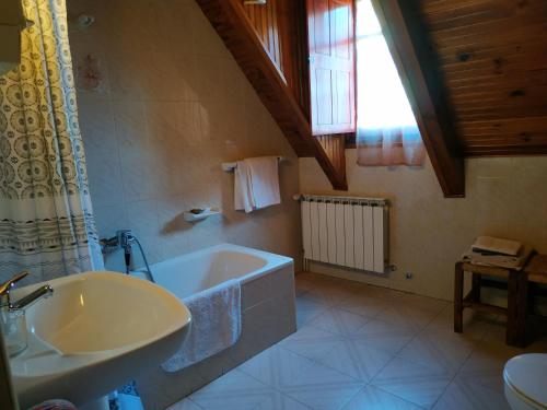 萨拉尔杜Pension casat的带浴缸和盥洗盆的浴室