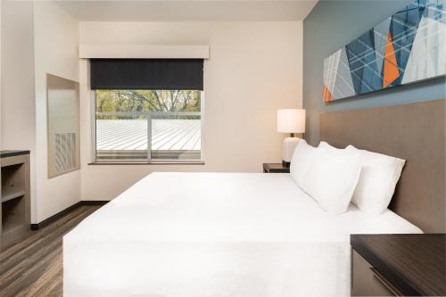 纳什维尔Hyatt House Nashville Airport的白色的卧室设有一张大床和一个窗户