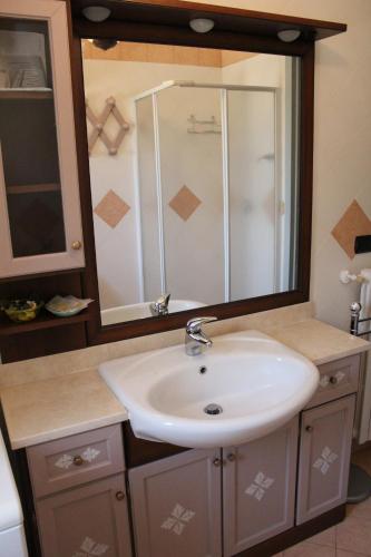 滨海波利尼亚诺La Dimora Di Zia Katia的浴室配有白色水槽和淋浴。