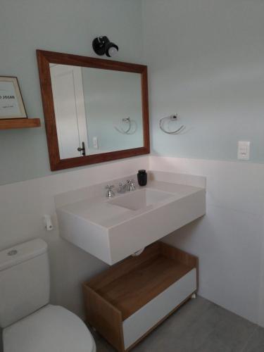 特雷索波利斯Casa Verde - Suíte 2 - Iúcas, Teresópolis, RJ的浴室配有白色水槽和卫生间。