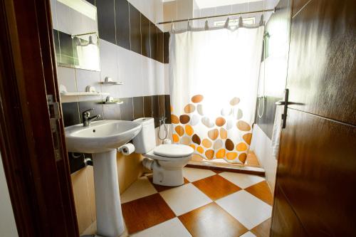 丹吉尔Motel Gzenaya的一间带卫生间和水槽的浴室
