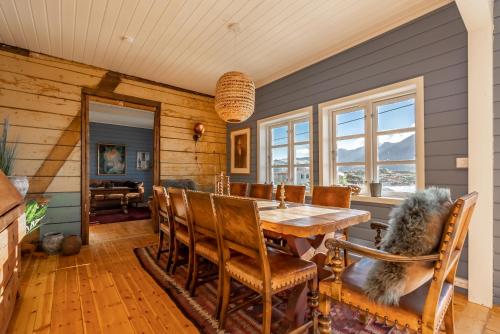 博斯塔德Villa Borgvåg - A unique Seafront Villa in the heart of Lofoten的一间带木桌和椅子的用餐室