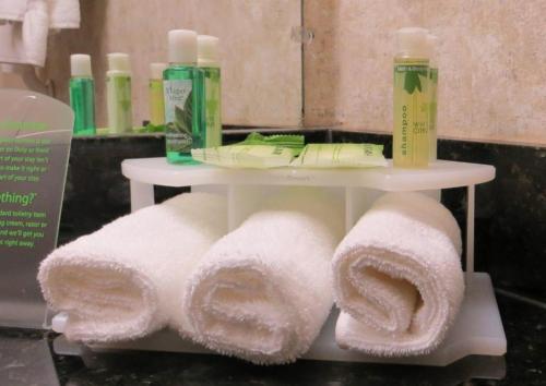 奥德萨敖德萨智选假日套房酒店的浴室内带毛巾的白色架子