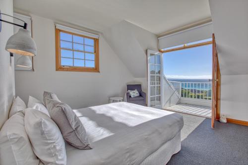 比那隆湾Monterey Bay of Fires的一间带大床的卧室和一个阳台