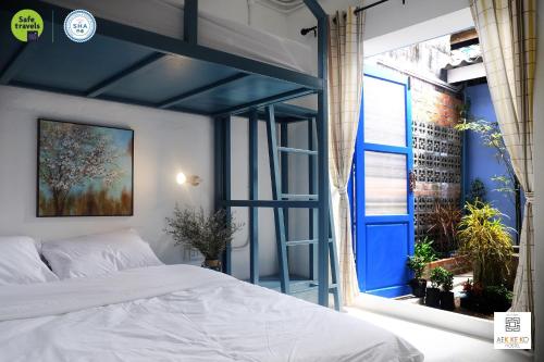 普吉镇奥科阔旅舍的一间卧室设有一张床和一个大窗户