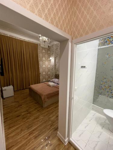 奇姆肯特Гостиница АСКАР的带淋浴的浴室和1间带1张床的卧室