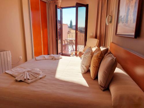 夫罗米斯塔HOTEL RURAL San Pedro的一张大床,位于带大窗户的房间里
