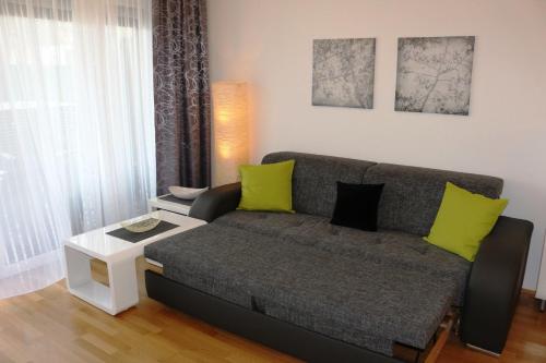 维也纳Modern Danube Apartment Vienna的客厅配有沙发和桌子