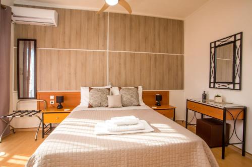 法里拉基里亚酒店的一间卧室配有一张大床和一张书桌