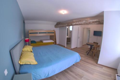 Pertheville-NersAu pré des acajous的一间小卧室,配有一张床和一张桌子