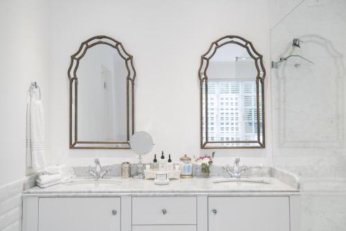 开普敦安德罗斯精品酒店的白色的浴室设有2个水槽和2面镜子