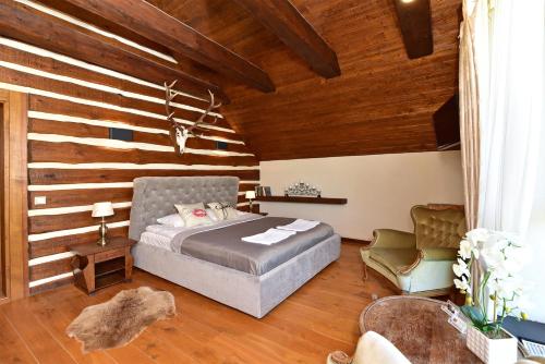KunioniaiMedžiotojų Sostinė的一间卧室设有一张床和木制天花板