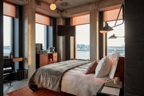 阿姆斯特丹Sir Adam Hotel, part of Sircle Collection的一间卧室设有一张大床和大窗户
