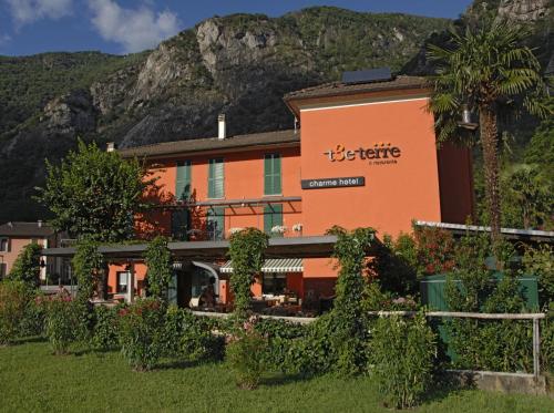 Ponte BrollaRistorante Charme Hotel Tre Terre的一座以山为背景的橙色建筑