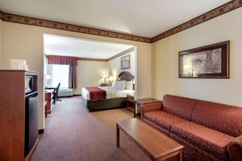 贝莱尔Quality Inn & Suites Bel Air I-95 Exit 77A的酒店客房,配有床和沙发