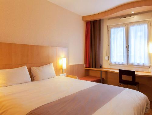 阿朗松宜必思阿朗松酒店的一间设有大床和窗户的酒店客房