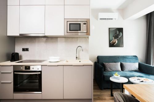 LUX&EASY Athens Downtown Apartments的厨房或小厨房