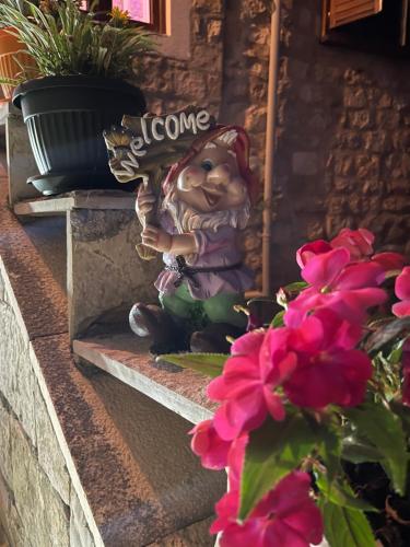 乌尔齐尼Guest House Alea的坐在花边台阶上的一个小雕像