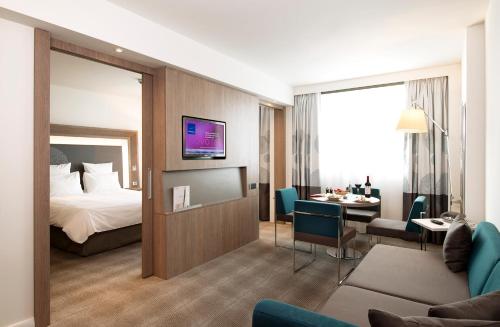 索非亚索菲亚诺富特酒店的酒店客房设有床和客厅。