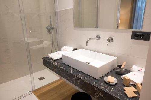 卡迪里翁西塞尔Santoro Country House的浴室配有白色水槽和淋浴。