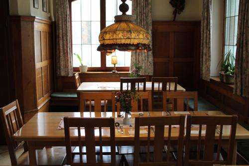 罗滕堡祖尔灵德酒店的一间带桌椅和吊灯的用餐室