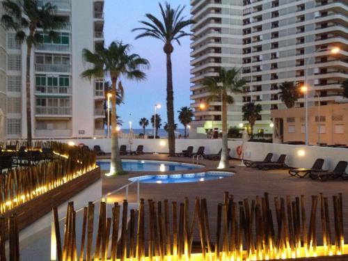 库列拉圣玛尔塔酒店 的棕榈树和建筑城市的游泳池