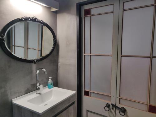 霍维克Karkloof Hideout的一间带水槽和镜子的浴室