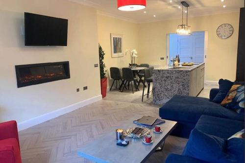 基尔肯尼Apartment, Kilkenny City的客厅设有蓝色的沙发和壁炉