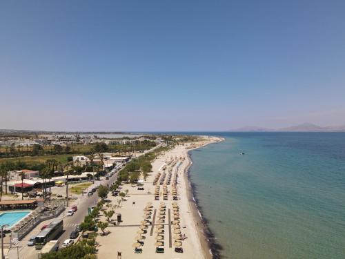 蒂加基阿克缇蒂密斯酒店的享有海滩和海洋的空中景致