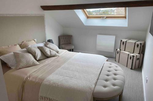 埃佩尔奈Un petit coin sous les toits的一间卧室设有一张大床和一个窗户。