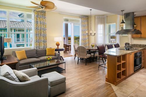 棕榈岛Wild Dunes Resort - Residences at Sweetgrass的客厅配有沙发和桌子