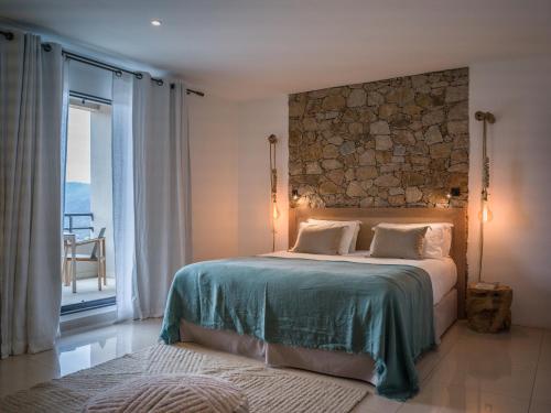 蒙蒂塞洛皮塔特拉酒店的一间卧室配有一张石墙床