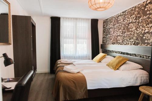 兹沃勒汉斯兹沃勒酒店的酒店客房设有两张床和窗户。