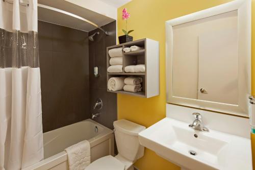 多伦多加拿大多伦多最具价值旅馆的浴室配有盥洗盆、卫生间和浴缸。