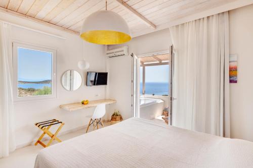 阿佐里姆诺斯法罗斯度假村 的一间卧室配有一张床,享有海景