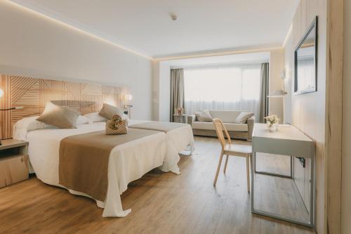 洛哈Hotel El Mirador的酒店客房带两张床和一个客厅