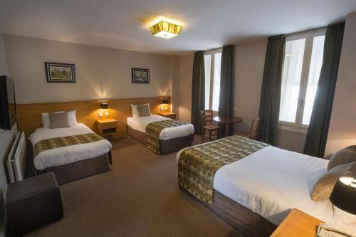 舒尔河畔卡里克卡雷格酒店的酒店客房设有两张床和一张桌子。