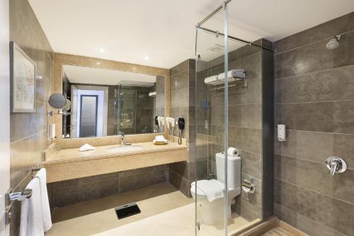 阿莱曼Rhactus Hotel, New Alamein的一间带水槽和淋浴的浴室