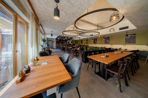 霍穆托夫赫比卡纳餐厅旅馆的用餐室配有木桌和椅子