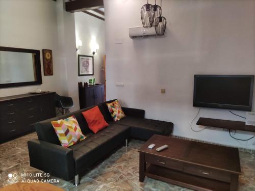 RafelcoferCasa Cerca de Playa Gandia , Denia , Oliva y Benidorm的带沙发和平面电视的客厅