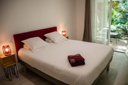 OrdonnacAu détour des vignes的一间卧室,床上有红色的袋子