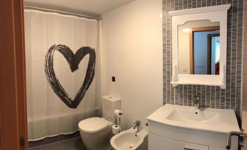 皮莱斯Apartamento en Piles Playa的墙上有心形标志的浴室