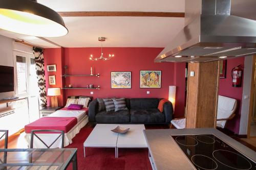 圣维森特-德拉巴尔克拉DUPLEX CON VISTAS AL MAR,WIFI Y PARKING的客厅设有红色的墙壁和沙发