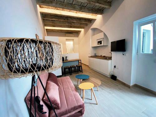 桑卢卡尔-德巴拉梅达Barrameda Rooms Reformado Junio 2021的带沙发的客厅和厨房