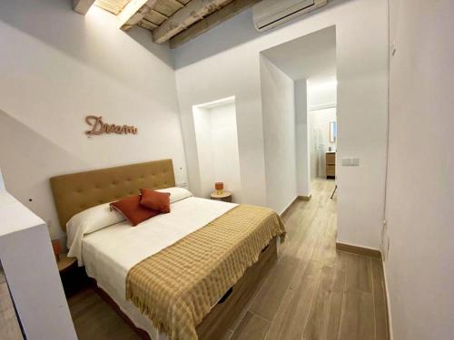 桑卢卡尔-德巴拉梅达Barrameda Rooms Reformado Junio 2021的一间卧室,卧室内配有一张大床