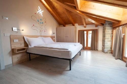 科马诺泰梅B&B da Sabry e Gian的一间带一张床的卧室,位于带木制天花板的房间内