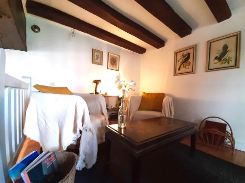 阿姆博斯En plein Coeur : charmant gite centre Amboise的客厅配有床、桌子和椅子