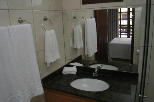 皮帕CostaSol Pipa Chalés的浴室配有盥洗盆、镜子和毛巾