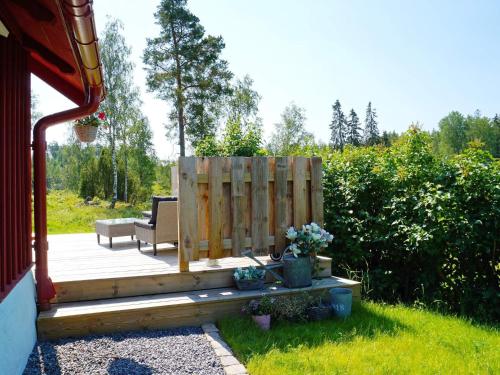 Mellösa5 person holiday home in Mell sa的木门廊,带长凳和围栏